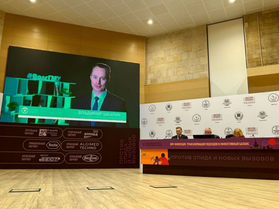 Ректор Владимир Шкарин рассказал представителям 19 стран о проекте двух студенток ВолгГМУ