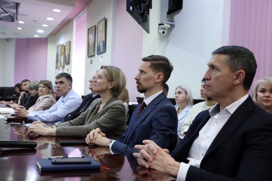 Ректор Владимир Шкарин вручил ученым ВолгГМУ заслуженные награды