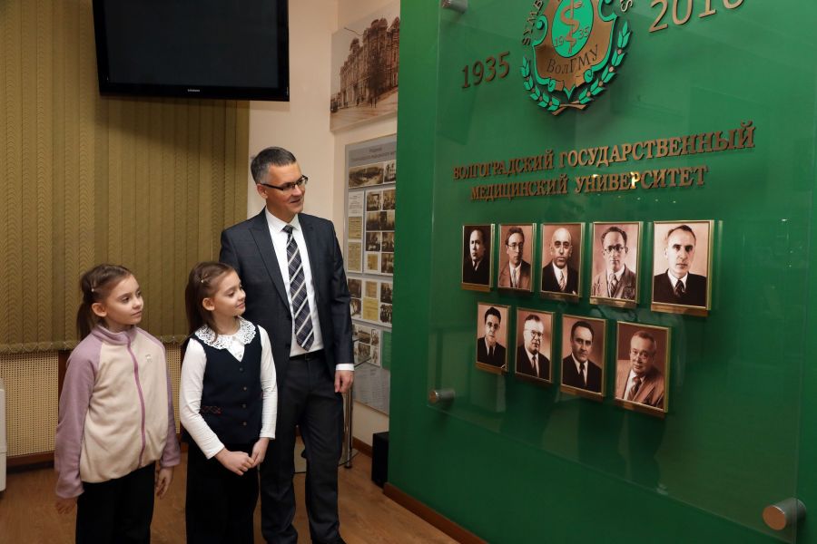 Музей истории ВолгГМУ посетили потомки легендарного профессора Владимира Карпенко