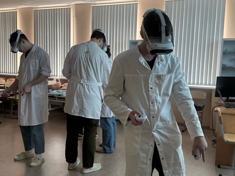 Будущие педиатры изучают новые технологии в VR-очках