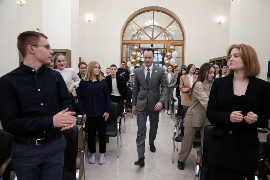 «Ректор воспринимается как ключевой драйвер молодежной политики. Это фундаментальный ресурс устойчивости системы и конкурентное преимущество вуза», - пишут аналитики проекта «Твой ход»