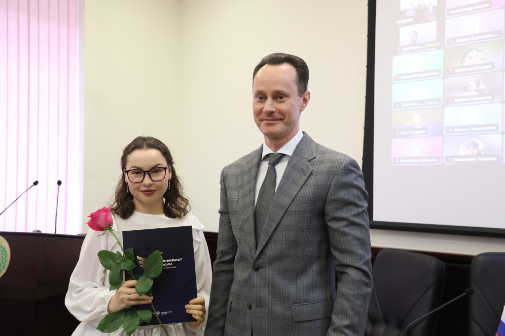 Ректор ВолгГМУ Владимир Шкарни наградил стипендиатов, на участвовавших в церемонии