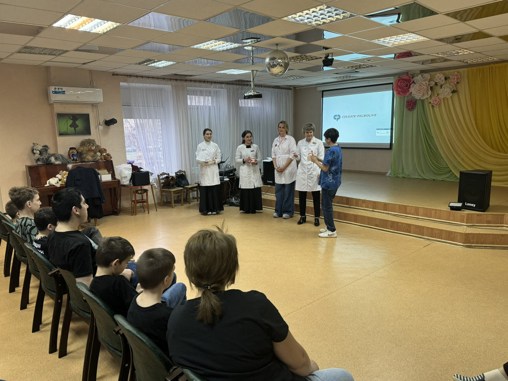 Студенты и преподаватели стоматологического факультета провели акцию в Доме малютки