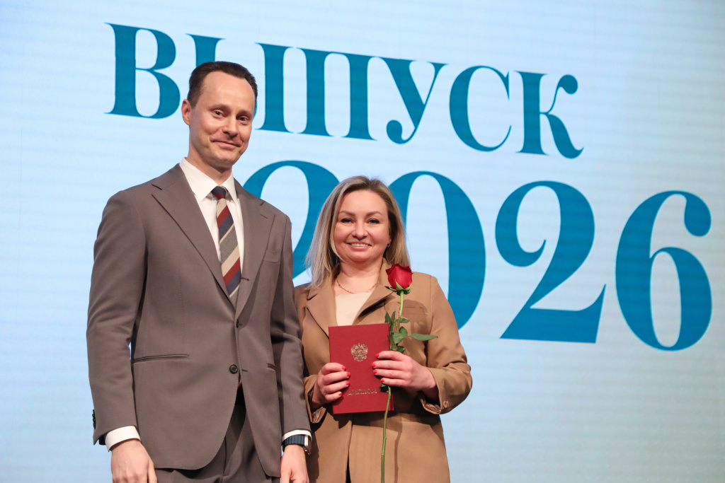 35 человек, окончившие университет «на отлично» получили сегодня красные дипломы из рук ректора