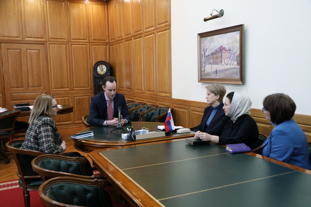 Ректор ВолгГМУ провел встречу с заместителями директора ПМФИ Еленой Говердовской и Лилией Идрисовой, а также и.о. декана факультета последипломного образования Ириной Дьяковой