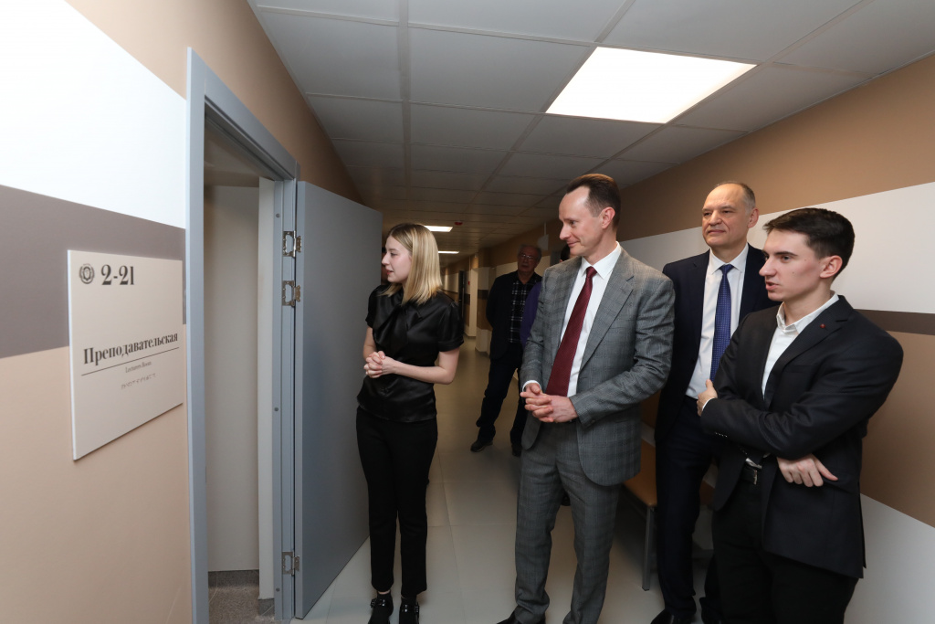 Качество проведенных масштабных работ вместе со студентами оценил ректор ВолгГМУ Владимир Шкарин