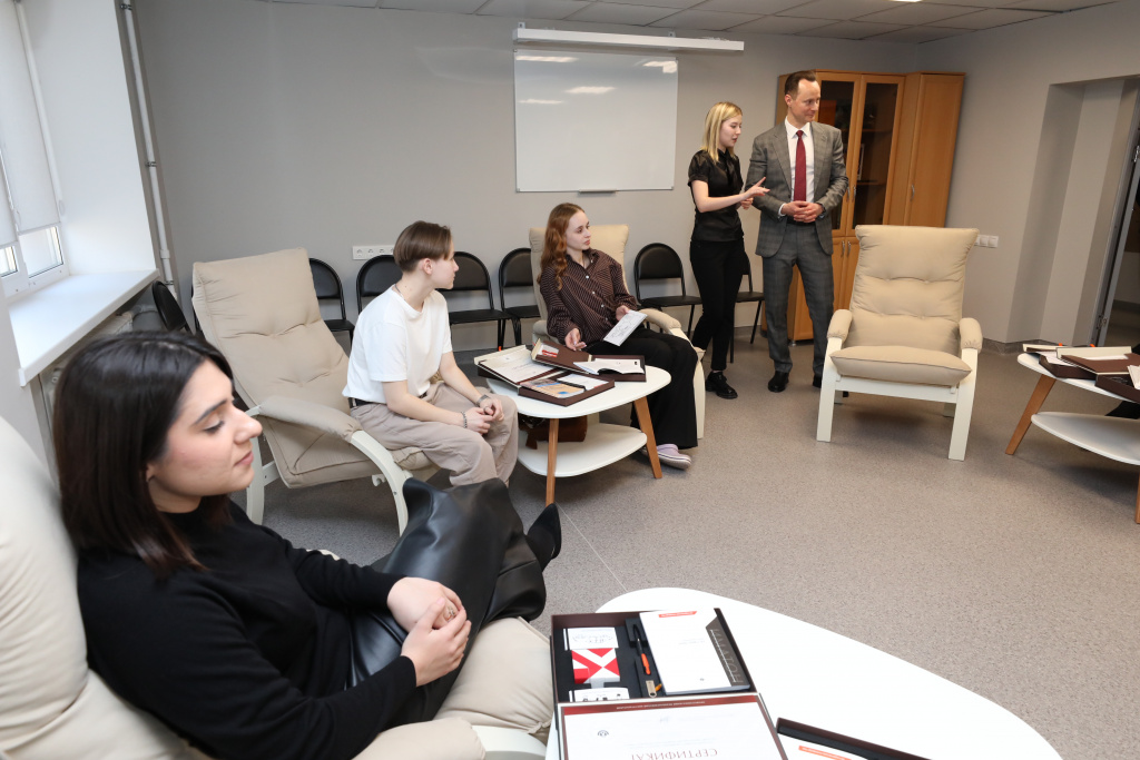 кабинеты интерактивного обучения, где студенты смогут отрабатывать навыки парной и групповой психологической терапии в условиях, максимально приближённых к клиническим