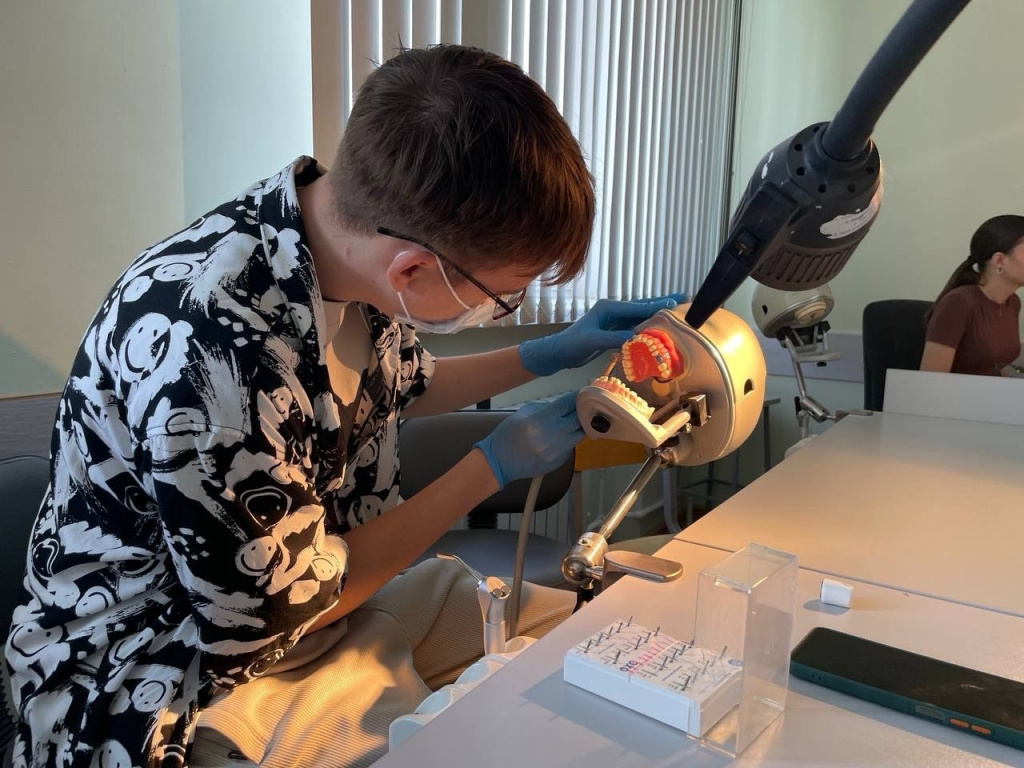 Для повышения заинтересованности школьников в медицинском образовании и отбора замотивированных абитуриентов было привлечено 30 кафедр вуза