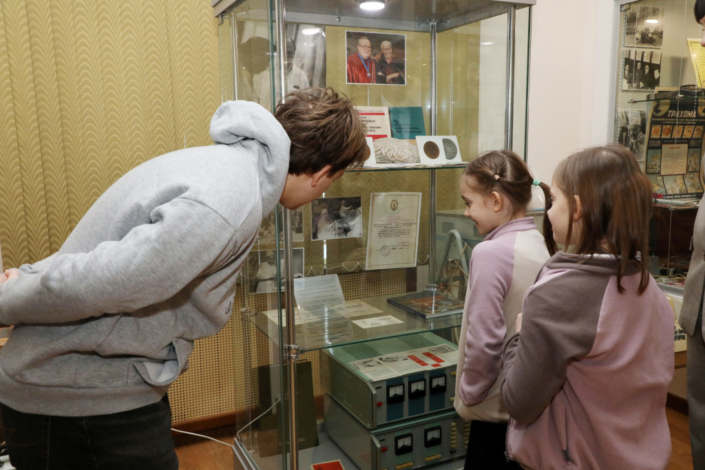 Музей истории ВолгГМУ посетили потомки легендарного профессора Владимира Григорьевича Карпенко