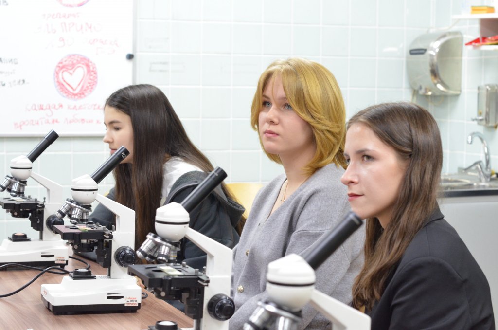 В ВолгГМУ завершился цикл профориентационных интенсивов для школьников 