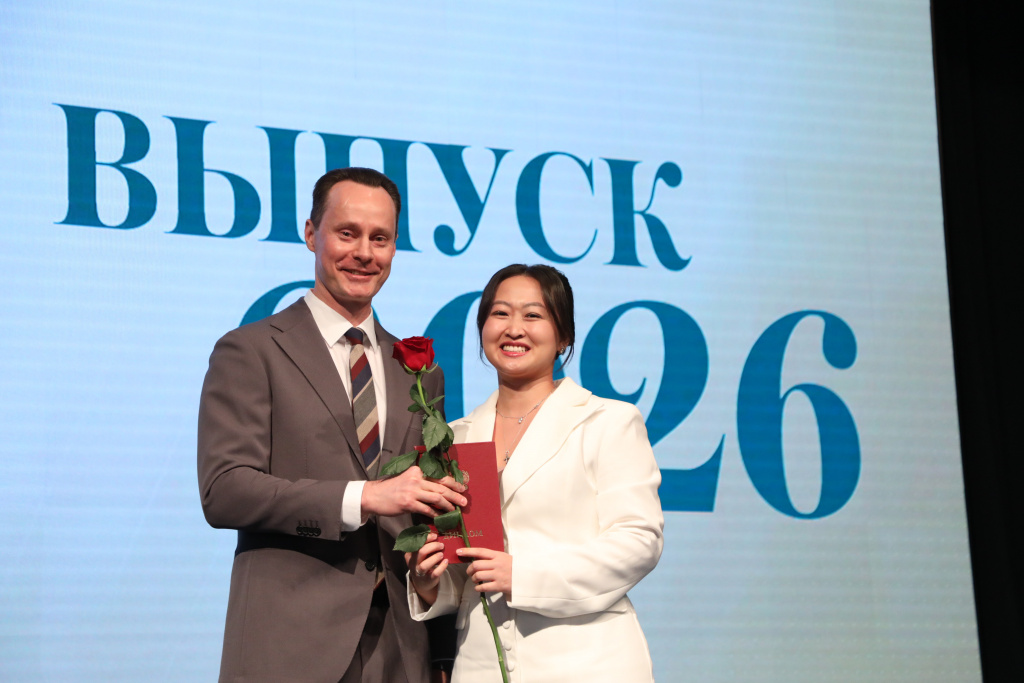 35 человек, окончившие университет «на отлично» получили сегодня красные дипломы из рук ректора