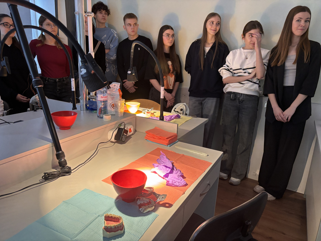 Школьники почувствовали себя стоматологами на «Университетских субботах» в ВолгГМУ