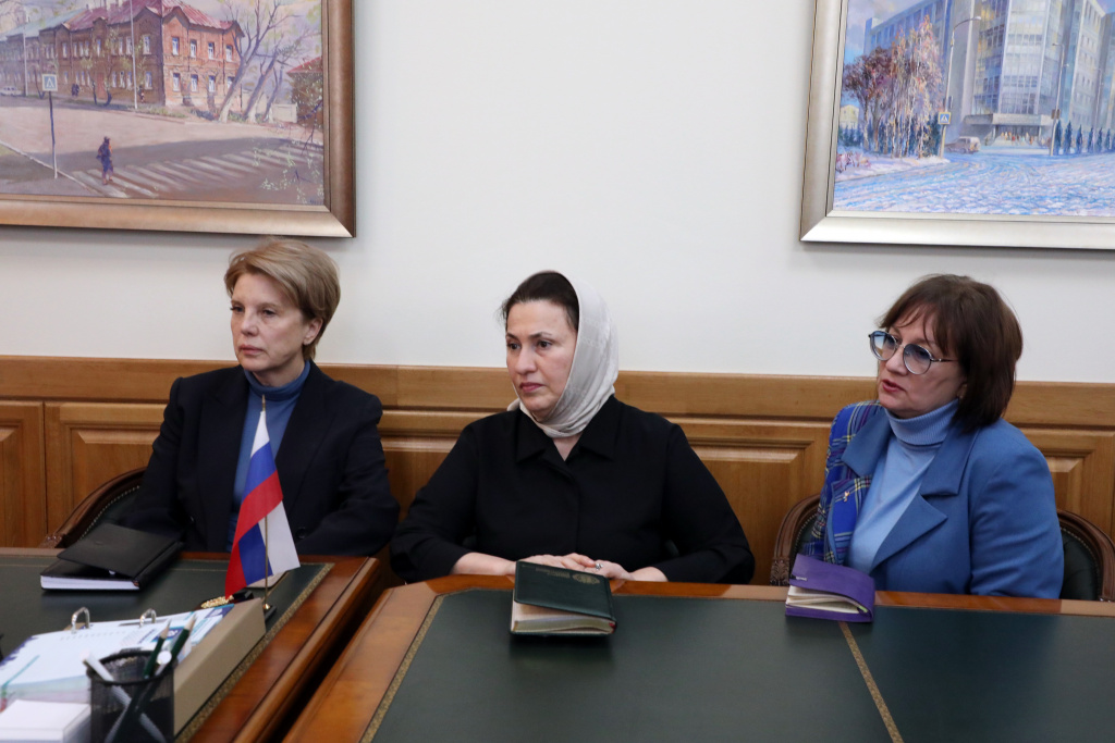 Ректор ВолгГМУ провел встречу с заместителями директора ПМФИ Еленой Говердовской и Лилией Идрисовой, а также и.о. декана факультета последипломного образования Ириной Дьяковой