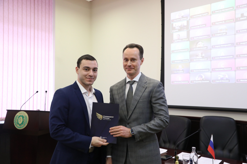 Ректор ВолгГМУ Владимир Шкарни наградил стипендиатов, на участвовавших в церемонии