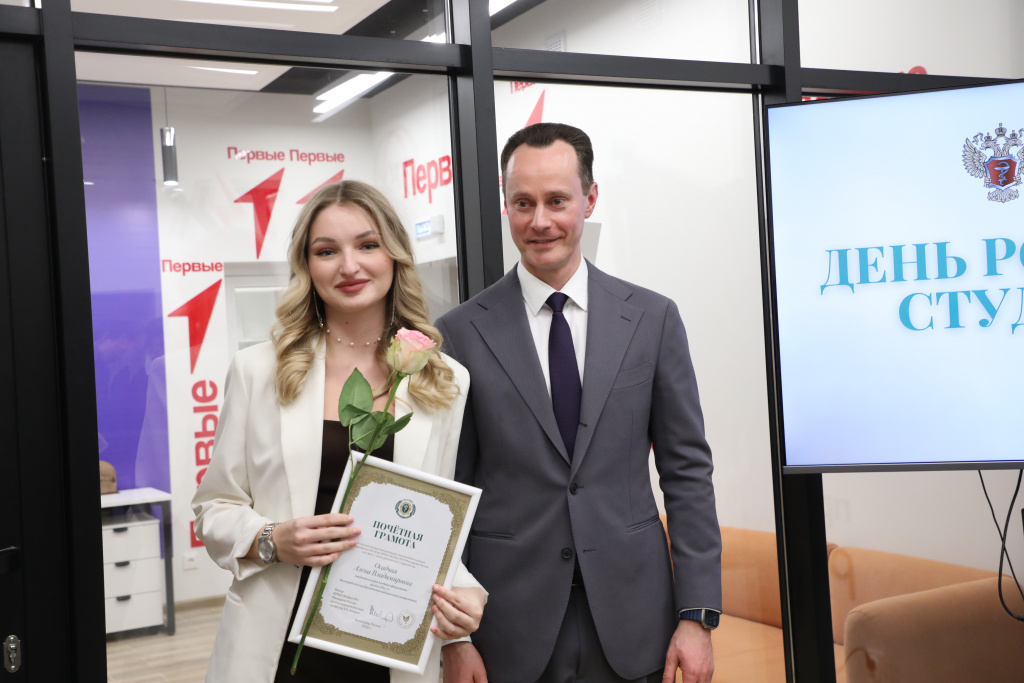 Почетными грамотами ректора отмечены студенты, которые принимали активное участие в организации университетских событий, приуроченных к празднованию 90-летия ВолгГМУ