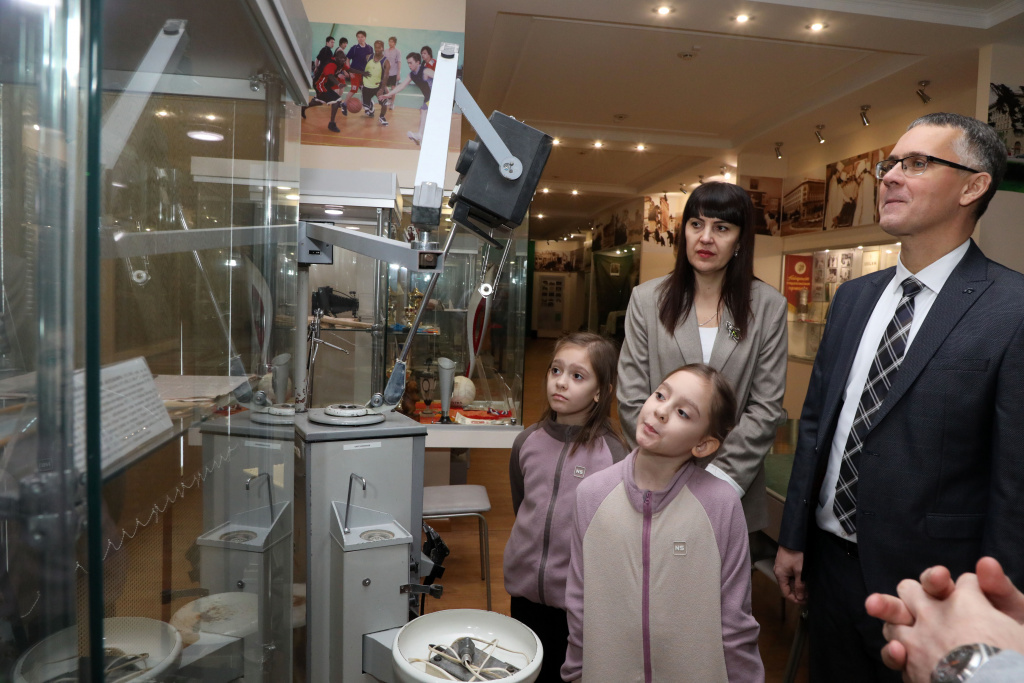 Музей истории ВолгГМУ посетили потомки легендарного профессора Владимира Григорьевича Карпенко