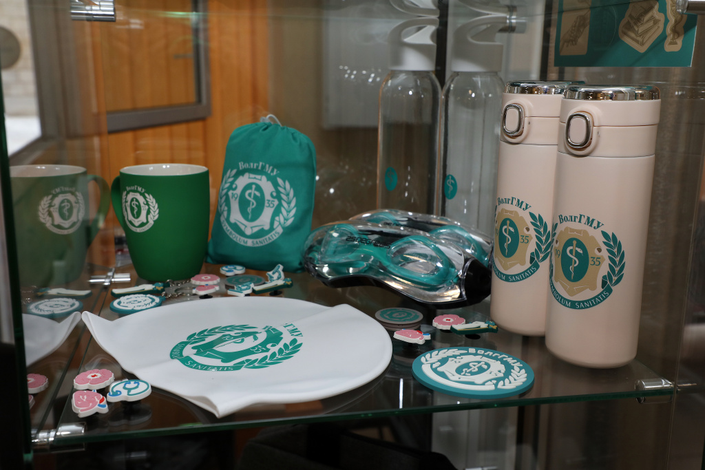 Физкультурно-оздоровительный комплекс ВолгГМУ предлагает посетителям новую коллекцию брендированной продукции с символикой университета