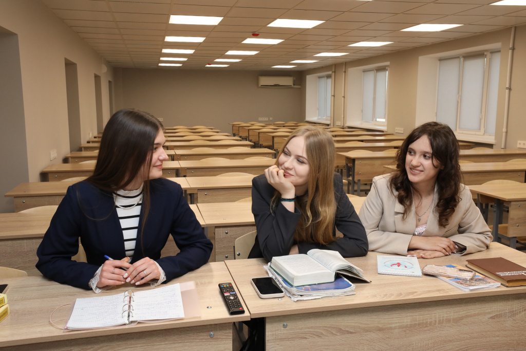 Ректор Владимир Шкарин пожелал студентам как можно скорее обустроится в обновленном пространстве и проявлять еще большую результативность в учебе и внеучебной деятельности