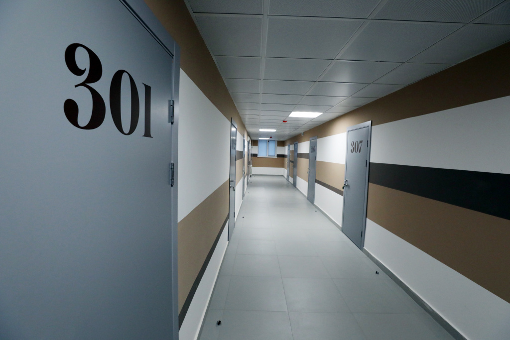 В ходе капитального ремонта приведен в порядок фасад, полностью обновлены жилые комнаты, санузлы, кухни, коридоры и лестничные пролеты