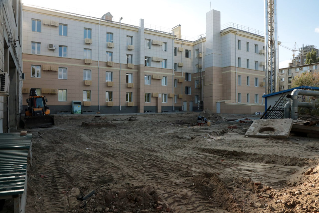 Работы на территории внутреннего двора корпусов ВолгГМУ на ул. КИМ 