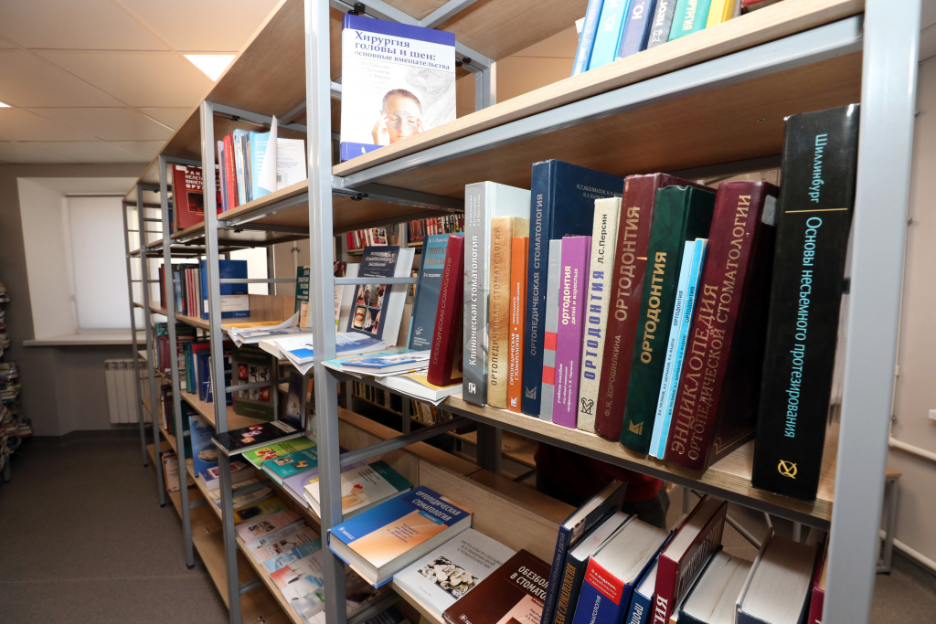 После ремонта здесь впервые заработал абонемент свободного доступа к книгам, где студенты могут самостоятельно выбирать учебную, научную и художественную литературу