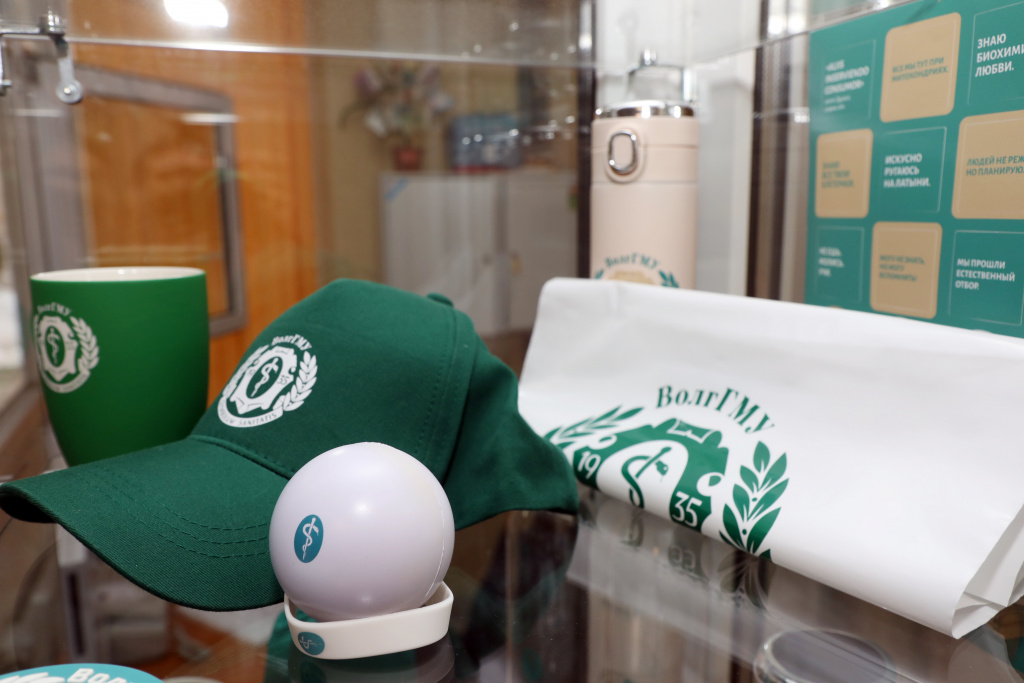 Физкультурно-оздоровительный комплекс ВолгГМУ предлагает посетителям новую коллекцию брендированной продукции с символикой университета