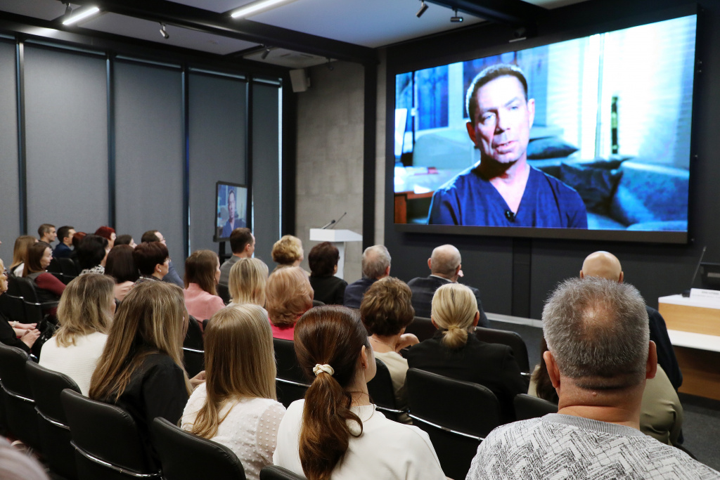 заслуженный врач России, заведующий эндоскопическим отделением, доктор медицинских наук, доцент Виктор Мандриков