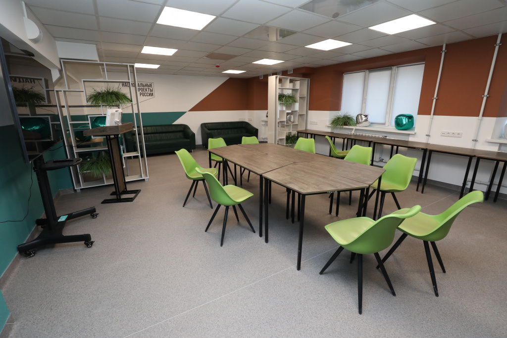 На 1 этаже есть современное коворкинг-пространство для реализации студенческих проектов и внеучебной деятельности
