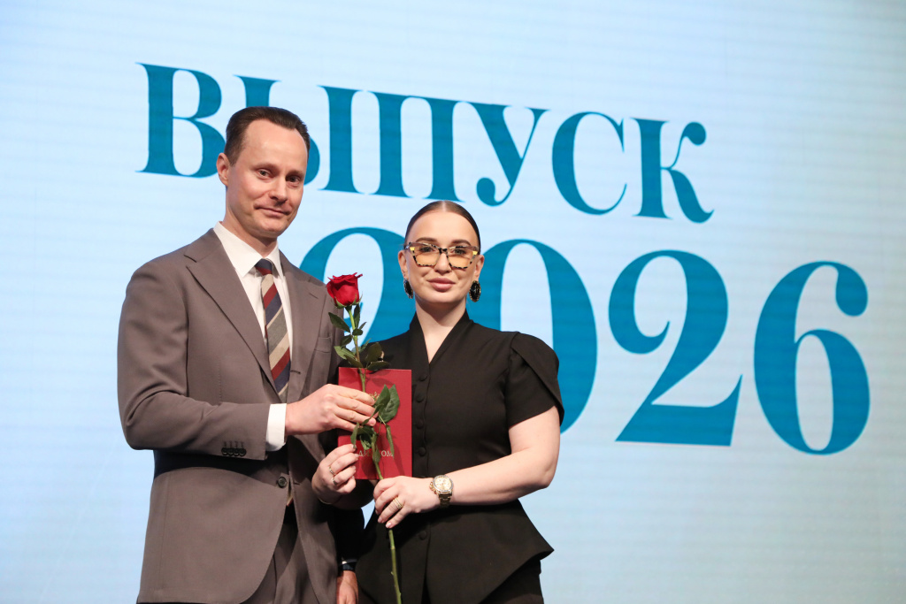 35 человек, окончившие университет «на отлично» получили сегодня красные дипломы из рук ректора