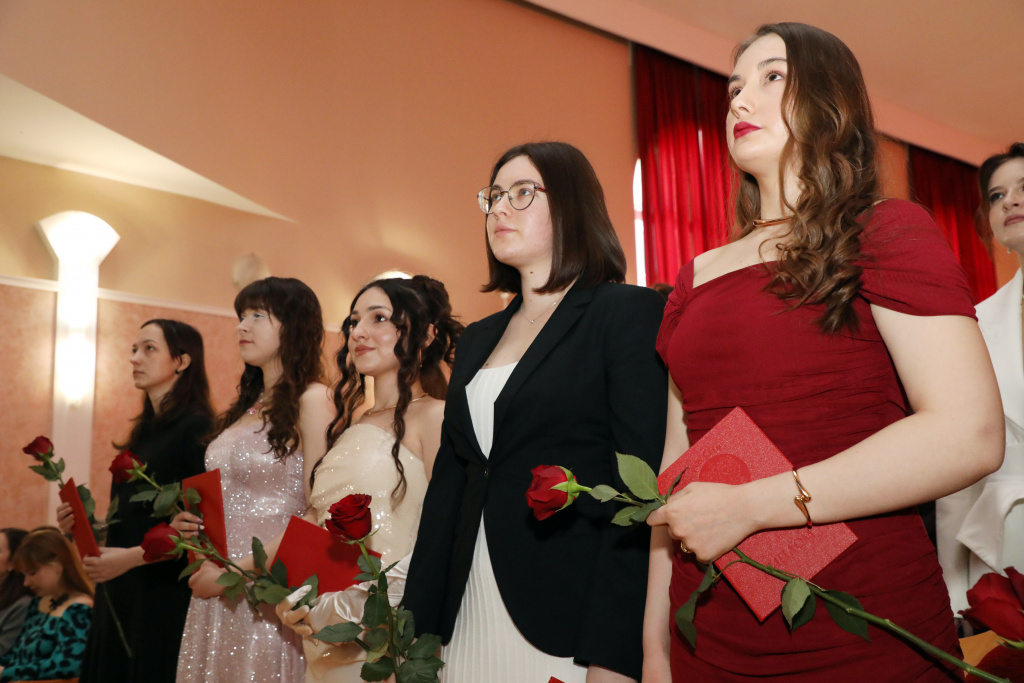 Выпускники дали клятву честно исполнять профессиональный долг, соблюдать этические принципы работы