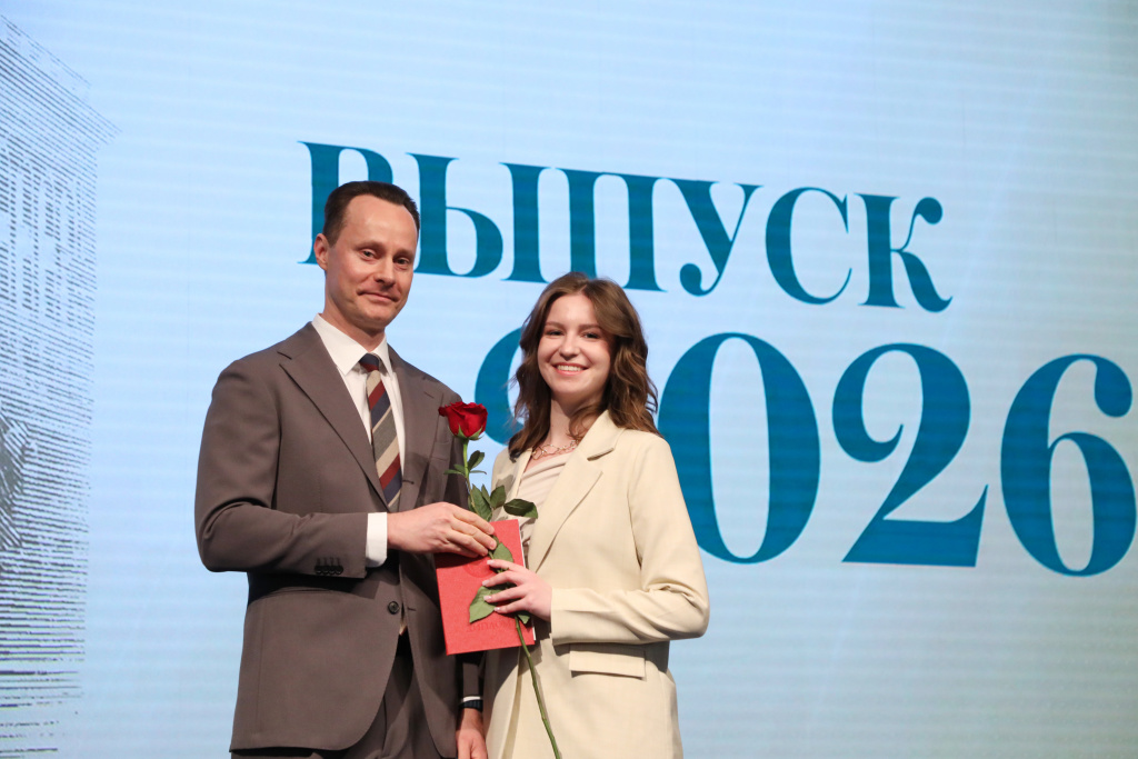 35 человек, окончившие университет «на отлично» получили сегодня красные дипломы из рук ректора