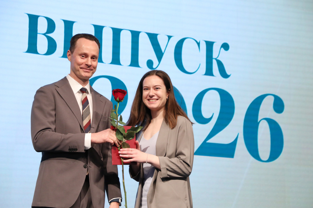 35 человек, окончившие университет «на отлично» получили сегодня красные дипломы из рук ректора