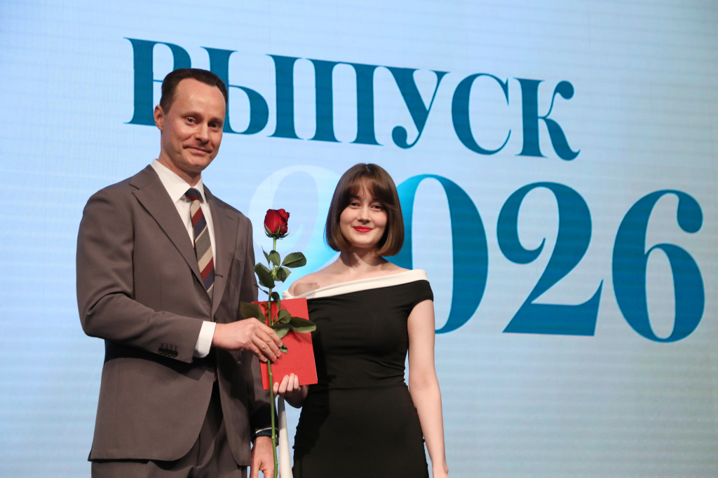 35 человек, окончившие университет «на отлично» получили сегодня красные дипломы из рук ректора