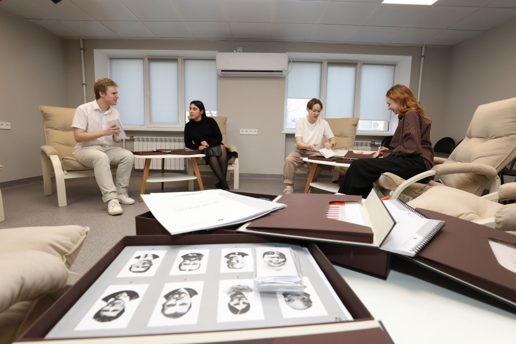 кабинеты интерактивного обучения, где студенты смогут отрабатывать навыки парной и групповой психологической терапии в условиях, максимально приближённых к клиническим