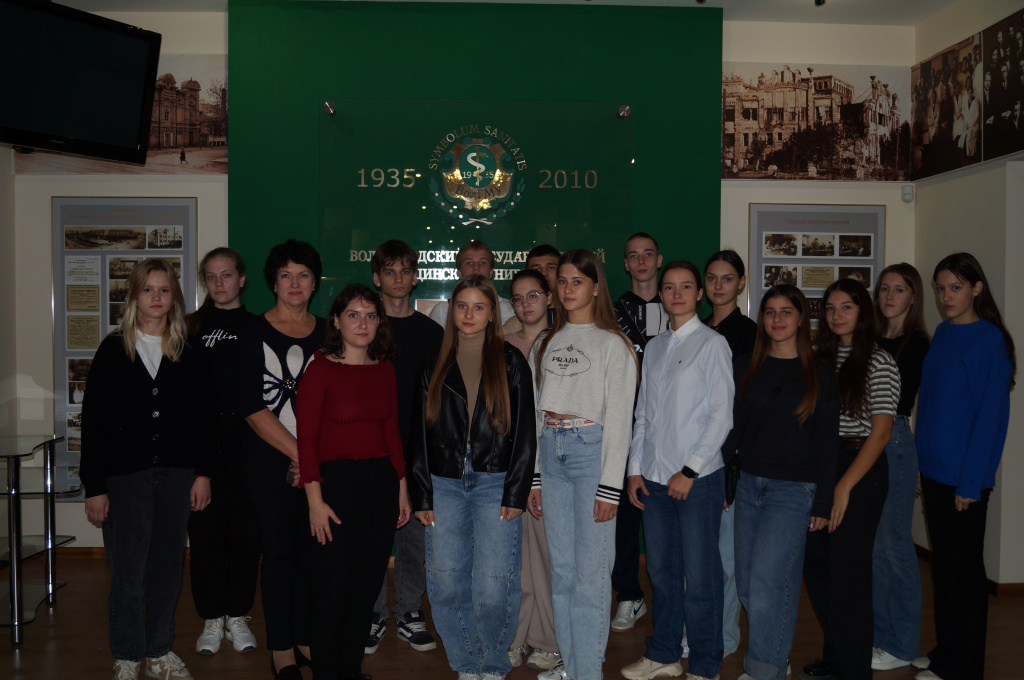 Равным на равных: экскурсии по музею ВолгГМУ теперь проводят студенты