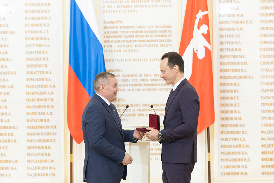 Орден Почета губернатор в торжественной обстановке вручил ректору ВолгГМУ, доктору медицинских наук, профессору Владимиру Шкарину