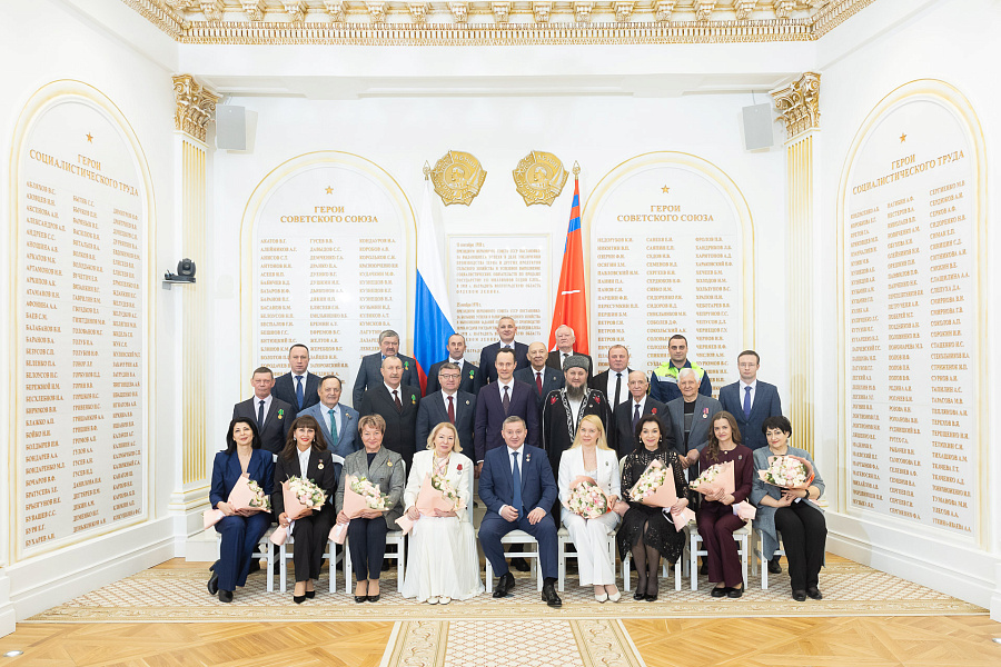 Ордена, медали, почетные звания получили ветераны, руководители и работники здравоохранения, аграрии, представители сферы культуры, спорта, образования, духовенства, журналисты, спасатели