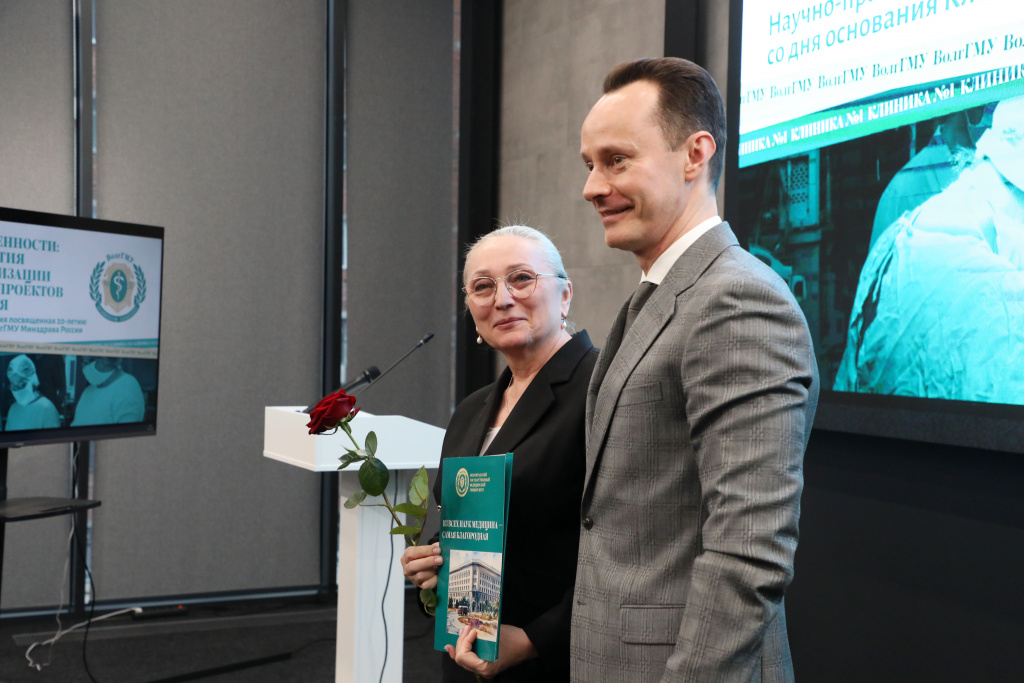  Владимир Шкарин вручил награды сотрудникам Клиники №1