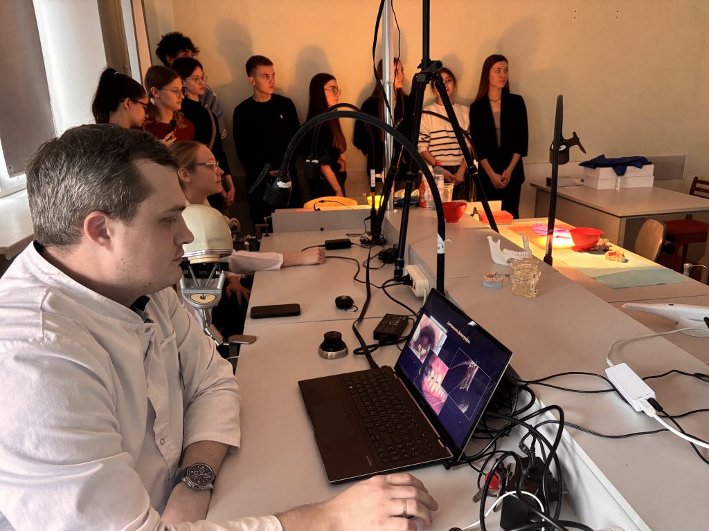 Школьники почувствовали себя стоматологами на «Университетских субботах» в ВолгГМУ