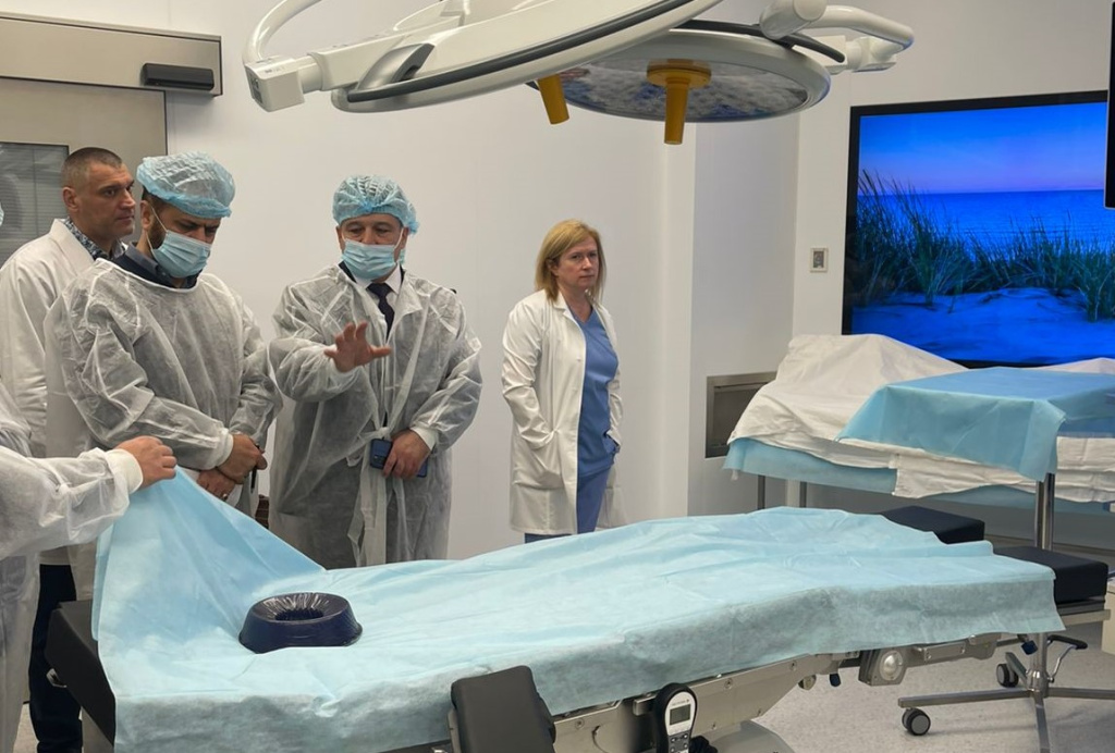 Надежда Коваленко показала гостям отделения реанимации, рентгенодиагностики и клинико-диагностической лаборатории