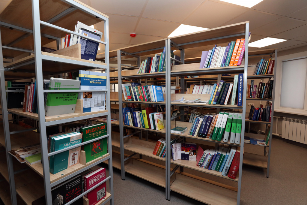 После ремонта здесь впервые заработал абонемент свободного доступа к книгам, где студенты могут самостоятельно выбирать учебную, научную и художественную литературу