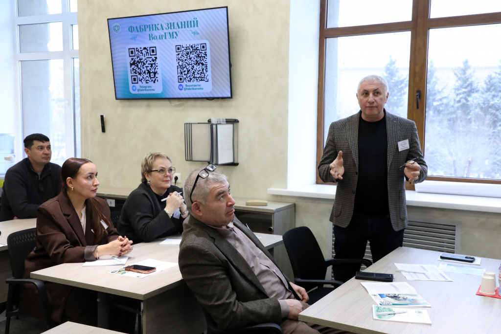 Традиционно образовательную программу повышения квалификации «Школа главного врача - регион» открыл ректор, заведующий кафедрой общественного здоровья и здравоохранения Института НФМО ВолгГМУ, доктор медицинских наук, профессор Владимир Шкарин