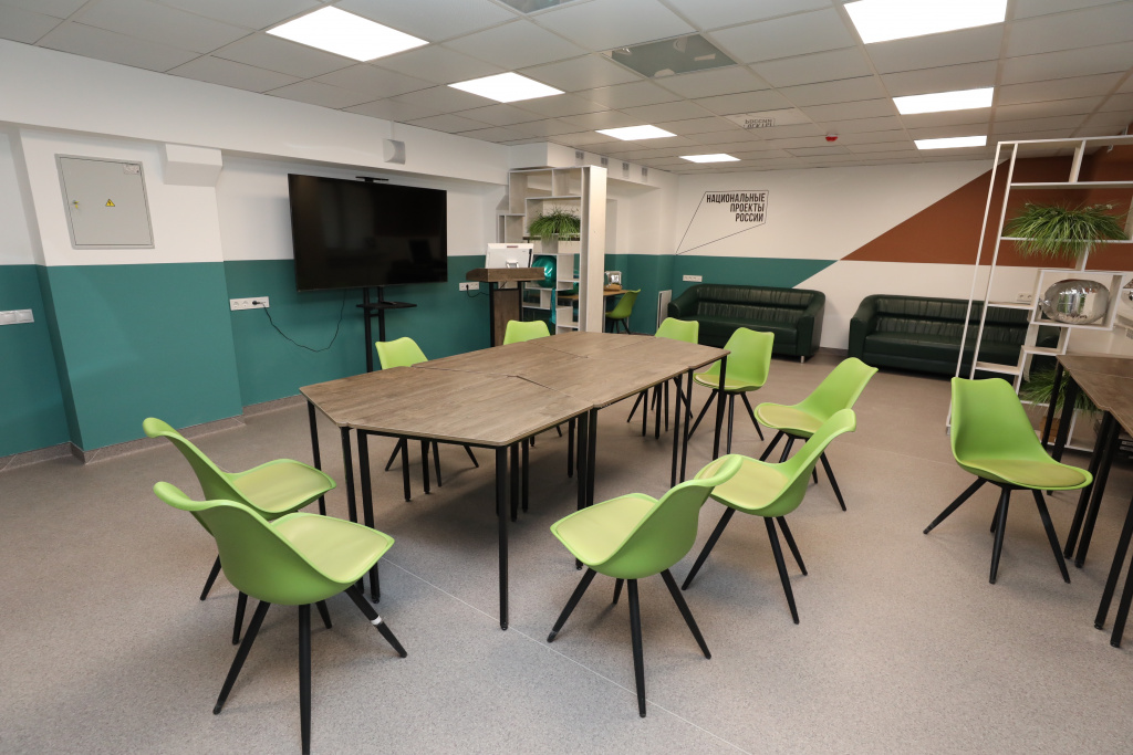 Напомним, обновленное общежитие №3 площадью около 6 тысяч квадратных метров вновь открыло свои двери для 348 студентов после капитального ремонта